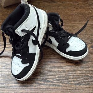 Nike Black and White Sneakers High-Top Classic